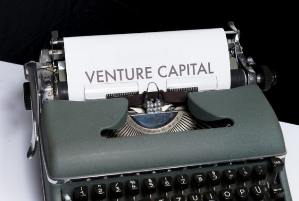 Písací stroj s nápisom venture capital
