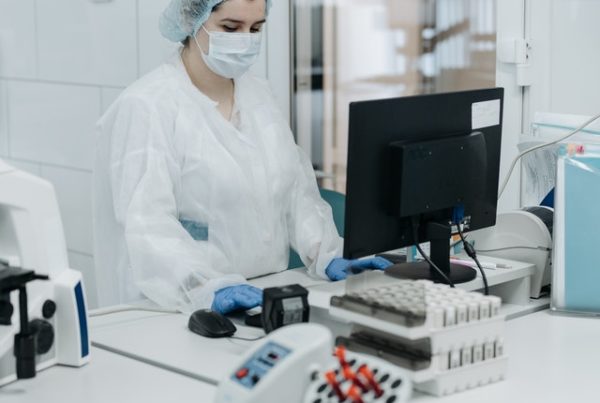 laboratorna pracovnicka testuje vzorky proti covid-19