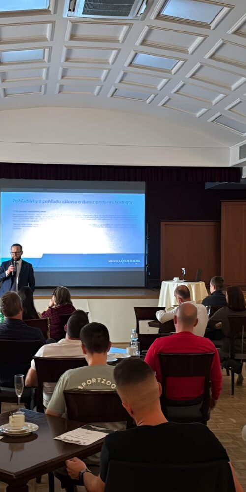 Prednášajúci pred publikom na podujatí